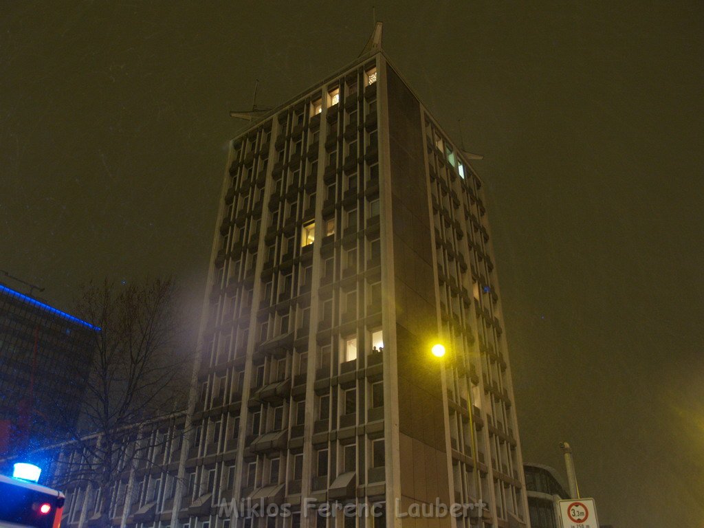 Groesserer Wohnungsbrand Koeln Hochhaus Barbarossaplatz P313.JPG